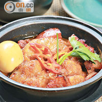 越式古法燜魚鍋 $348（c）<br>色澤濃黑的燜魚鍋是用傳統越式方法燜煮，味道帶甜又有鮮魚的甜美。