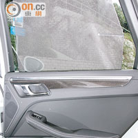 後排車窗設有遮光簾，可擋陽光又可增加私隱度。
