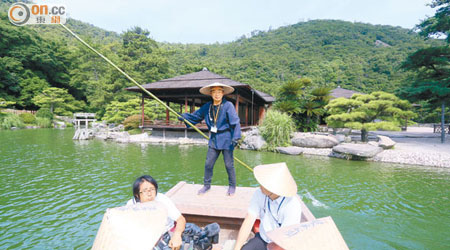 遊客可戴上古裝笠帽，跟隨復古打扮的船夫一起船遊公園。