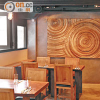 餐廳環境寬敞，以實木為主調，最厲害是連餐桌餐椅都在店內自家製作。