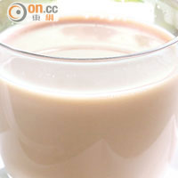 功夫奶茶 $34/熱、$36/冷 功夫茶屬於青茶的一種，先以滴餾的方式慢慢沖出茶味，最後再加入黑白淡奶，茶味不及傳統港式奶茶濃郁，卻多了一份清香的茶味。
