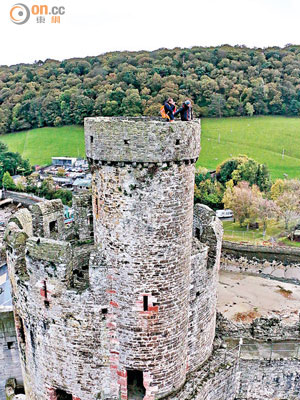 大家可沿螺旋樓梯拾級登上塔樓最高處，俯瞰整個城堡的格局。