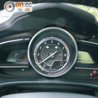 錶板右端屏幕顯示平均耗油量、即時耗油量和燃油存量等資訊。