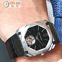 OCTO FINISSIMO TOURBILLON此腕錶所搭載機芯厚度僅為1.95mm，腕錶厚度僅為5mm。鉑金錶殼 $990,000