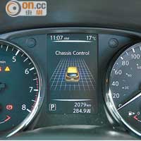 錶板中間為彩色顯示屏，提供豐富行車資訊。