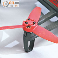 Bebop Drone採用三葉螺旋槳及四軸設計。