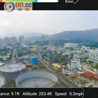 Phantom 2 Vision+遙控器輕巧便攜，不過只能夠夾實手機，夾唔到平板，而《DJI Vision》App實時預覽畫面有啲起渣。