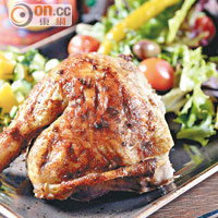 Roast Chicken $95（Lunch Menu） 燒雞餐包括四分之一隻雞、自選配菜、沙律及餐飲，其中燒雞肉嫩多汁，健康又豐富。