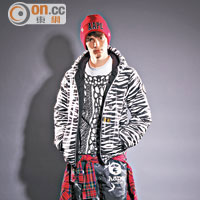 AAPE紅色Beanie $299（A）<br>AAPE黑×白色斑馬紋Down Jacket $2,999（A）<br>KYE白 x 黑色鎖鏈圖案Neoprene Sweater $2,769（F）<br>AAPE紅色格仔Flannel Shirt $899（A）<br>AAPE灰色迷彩Sweat Pants $999（A）<br>Joshua Sanders金色Slip On $3,899（E） 