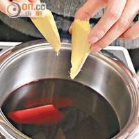 自製香料特飲做法 1<br>先將半瓶紅酒注入小鍋，加薑片煮滾。