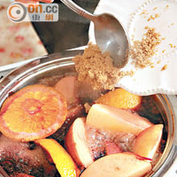 自製香料特飲做法 3<br>將蘋果、檸檬、橙連皮切塊，放入鍋中煮約8分鐘後，用黑糖調味即成。