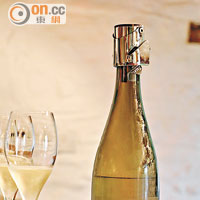 Blanc de Noirs 2010由黑皮諾葡萄釀成，入口清新，櫻桃香撲鼻，￡30（約HK$351）。