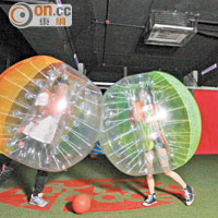 利用螢光物料炮製特殊泡泡衫，玩Neon Bubble Football夠刺激。