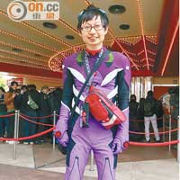 Cosplayer盛裝入場睇新世紀福音戰士THE REAL 4D影院，夠晒誠意。