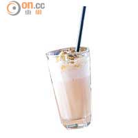 Hojicha Smoothie $48<br>使用浸泡過日本靜岡縣焙茶的牛奶，加入乳酪味雪糕一同攪拌，伴上焙茶粉，做法夠晒創意。