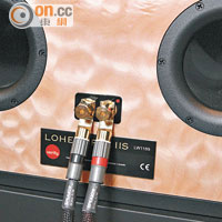 低音單元下方設有兩組大口徑低音槽，演繹突如其來的低頻都流暢自然。