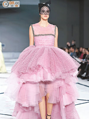 前短後長的粉紅晚裝裙，層層疊疊式裙襬，恍如童話公主出巡。