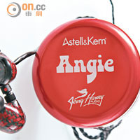 Angie跟上火紅色圓形鋁合金保護盒。售價：$9,480