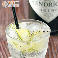 Hendrick's Gin and Tonic $88<br>蘇格蘭氈酒加入了青瓜浸製，化成G&T又加入了青瓜，青瓜香氣十足，面層點點黑椒，是提味關鍵。