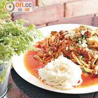 拌海螺（伴麵） $180<br>把海螺、青瓜、蘿蔔、椰菜和韓國辣醬預先拌勻，佐以韓國傳統的幼麵，拌勻後即可「暴風吸入」般享用。