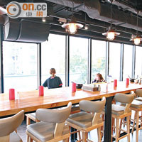 用餐區的中間擺放了長木枱，配合一列落地玻璃，似足西式Café，氣氛輕鬆。