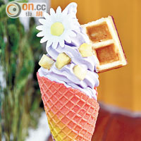 風牛牛 $42<br>雪糕是北海道流行的薰衣草口味，味道清香，配上別致的威化雛菊、蜜糖窩夫和液態氮冷凍菠蘿，賣相甚吸引。