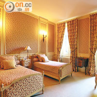 客房的牆紙、窗簾、椅子、床單等全部使用同一圖案，是昔日最高級的裝修風格。