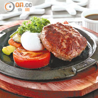 日式鐵板自家製牛肉漢堡扒 $138（d）<br>充滿東洋風味的鐵板漢堡扒以100%的美國牛肉做成，採用2：8的肥瘦比例，肉質Juicy，加上水煮蛋的蛋汁更加令人食指大動。