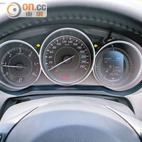 立體感十足的三圓銀框錶板，車速計置於中央當眼處。