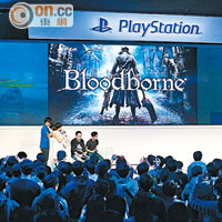 《Bloodborne》 <br>即場請來兩位高手，操控黑、白獵人一同挑戰聖杯迷宮。