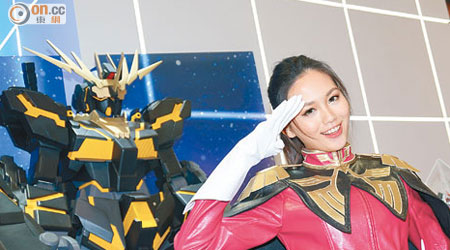 《Gundam Breaker 2》的高達制服Show Girl現身，吸引不少人圍觀。