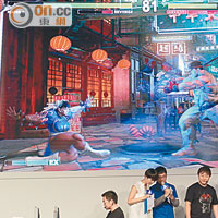 日本街霸高手梅原大吾操控Ryu，跟操控春麗的台灣高手GamerBee對戰。