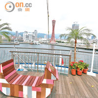陸上看不到的神戶海景，坐在船尾可慢慢欣賞。
