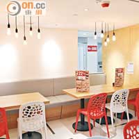 小店採用開放式設計，以紅、白兩色為主，配上柔和的鎢絲燈光，一派悠閒。