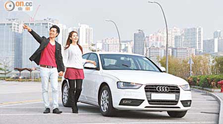 Audi A4 1.8T　動感滿載<br>秉承品牌傳統的氣派車廂裝潢，包含了全車高級皮革座椅、MMI多媒體系統等，即使首次駕駛Audi車款的車迷，亦會覺得輕鬆易用。當然，動感造型和出眾性能表現，也是賣點所在，4天3夜租金為$4,550起。