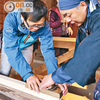 除了小朋友的手作體驗，大人亦可試做木工，以傳統工具刨木。