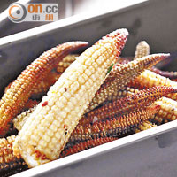 Chargrilled Baby Corn $70（e）<br>粟米芯以鹽和香草調味後，放在意大利入口的炭烤爐X-Oven內烤數分鐘至微焦便成，入口清甜爽脆。