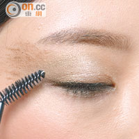 Check Point <BR>利用沾有啡綠色眼影粉末的眉掃，在太陽穴位置隨意輕刷，營造不規則效果，可為清淡妝容加添型格變化。