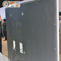 機背用上皺摺紋線條設計的JS9800，即使將電視掛牆都可看到機背設計。