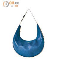 藍色牛皮Hobo Bag以人手上色，具設計感之餘同時保持高實用性，沿線窩釘設計令外觀倍加爽朗感。