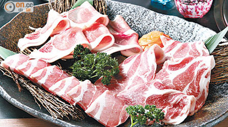 千葉縣豬腩肉 $165、黑豚西冷薄切$165、黑豚肩里脊肉薄切 $165<br>用來自千葉縣的黑豚肉，即使是脂肪較多的豬腩部位，肥瘦分布依然平均。