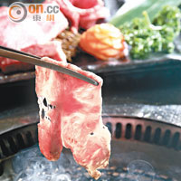 由日本購入的燒烤爐以明火運作，燒烤時油煙會被抽進一旁的氣孔，室內既不會煙霧瀰漫，亦不會沾上一身油煙味。