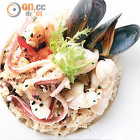 Seafood Risotto $168<br>用上湯將意大利飯煮至半熟，加入蝦、魷魚、帶子、青口、鮮忌廉、芝士炮製而成，濃郁又鮮香。