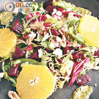 Beetroot Orange Salad $88<br>紅菜頭鮮香多汁，伴以沙律菜、核桃碎、橙肉，簡單淋上油醋汁即成，清新不膩。