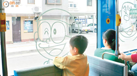 日本高岡 <br>小朋友看得如此專注，不知是凝望窗外風景還是大雄的頭像呢？
