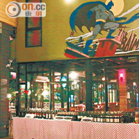 餐廳壁畫亦見到蝙蝠俠、蜘蛛俠、超人等蹤影。