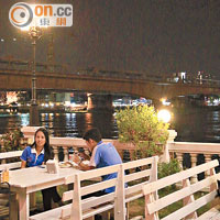 不少情侶會移師到露天雅座用餐，欣賞河畔醉人夜景。