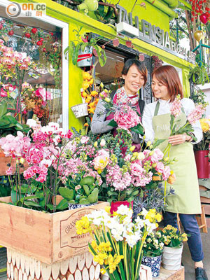 Lowdi（左）表示，參加Floral Jamming，專注於選花、插花的過程，有助調整情緒、釋放生活壓力。