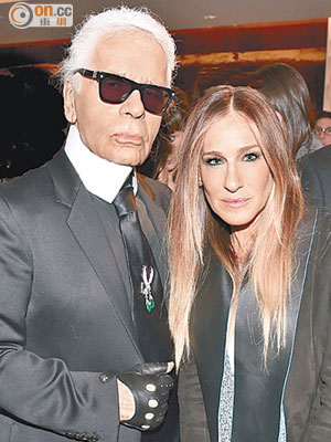 Sarah與老佛爺（Karl Lagerfeld）合照。