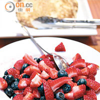 第2天的早餐由Murray出馬，是草莓、藍莓伴Pancake。